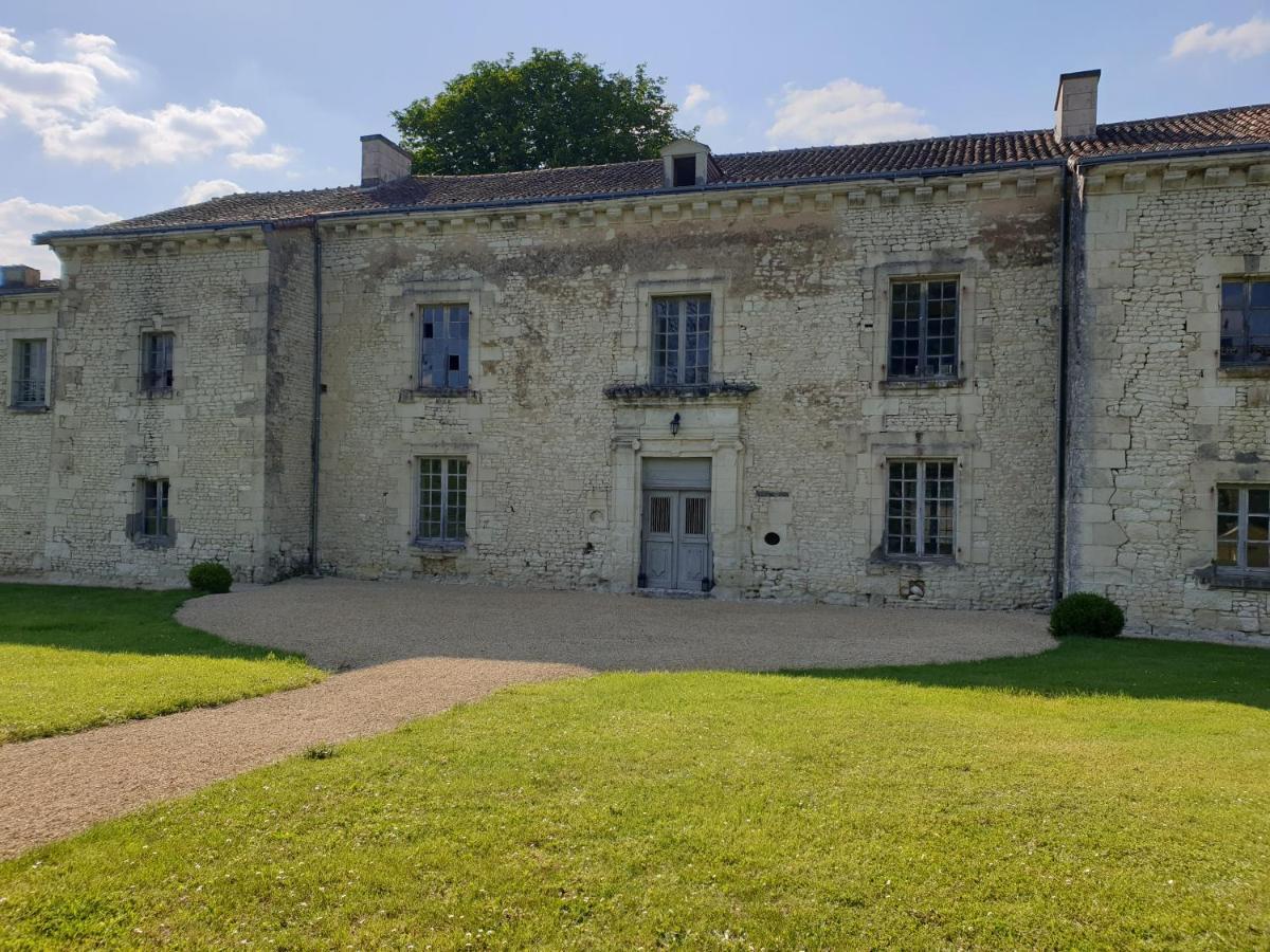 L'Olivier Villa Monts-sur-Guesnes Luaran gambar